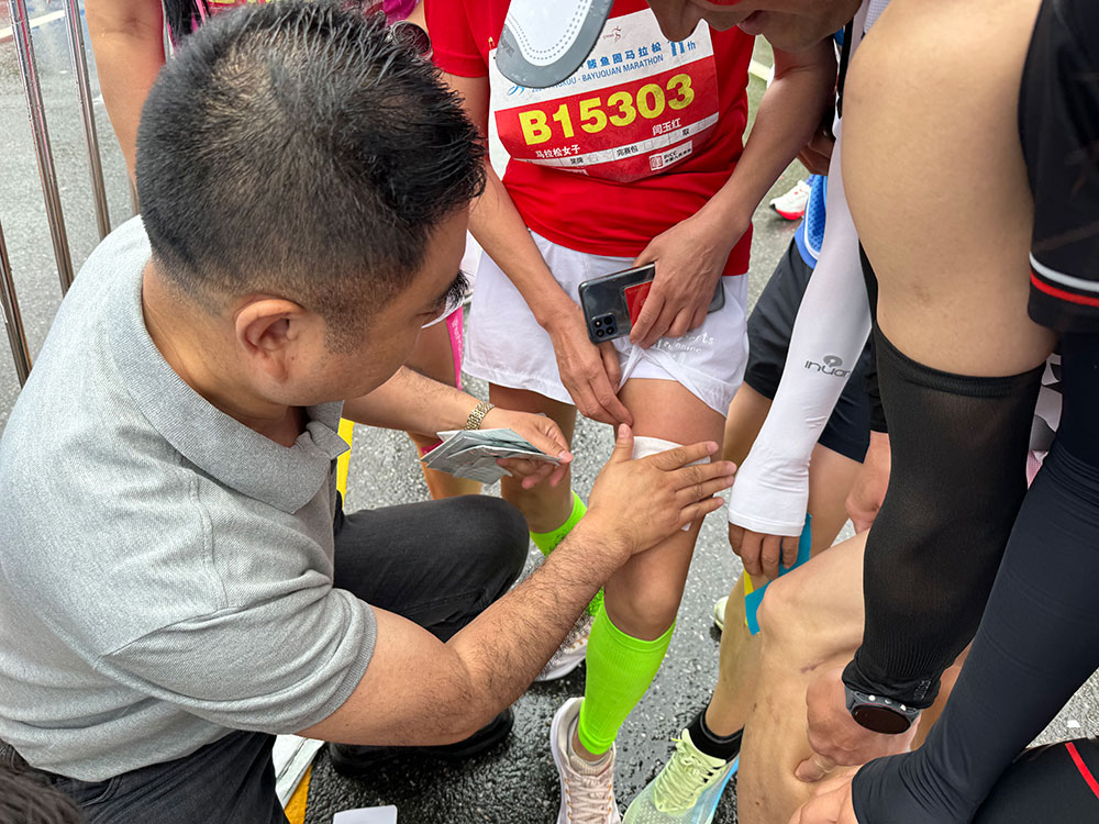 逐夢鲅馬，與愛同行！2024年5月26日營口鲅魚圈馬拉松大賽，百年董氏公司領導及員工現場為體育健兒免費貼敷膏藥，以緩解運動員因過度運動導致的關節酸脹腫痛及不適！ 