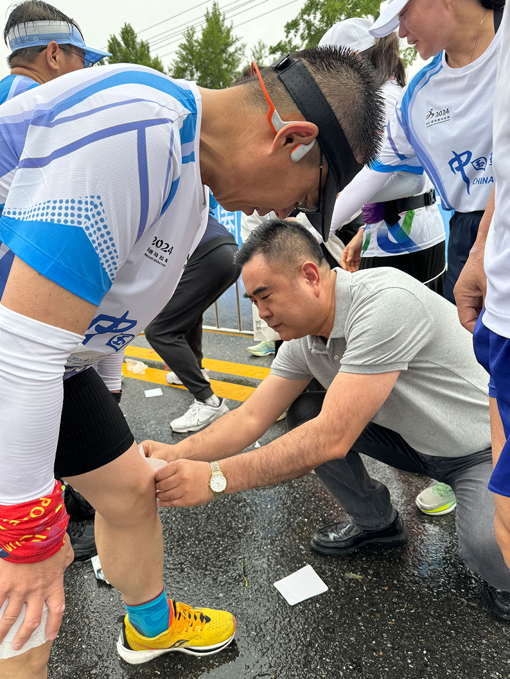 逐夢鲅馬，與愛同行！2024年5月26日營口鲅魚圈馬拉松大賽，百年董氏公司領導及員工現場為體育健兒免費貼敷膏藥，以緩解運動員因過度運動導致的關節酸脹腫痛及不適！ 