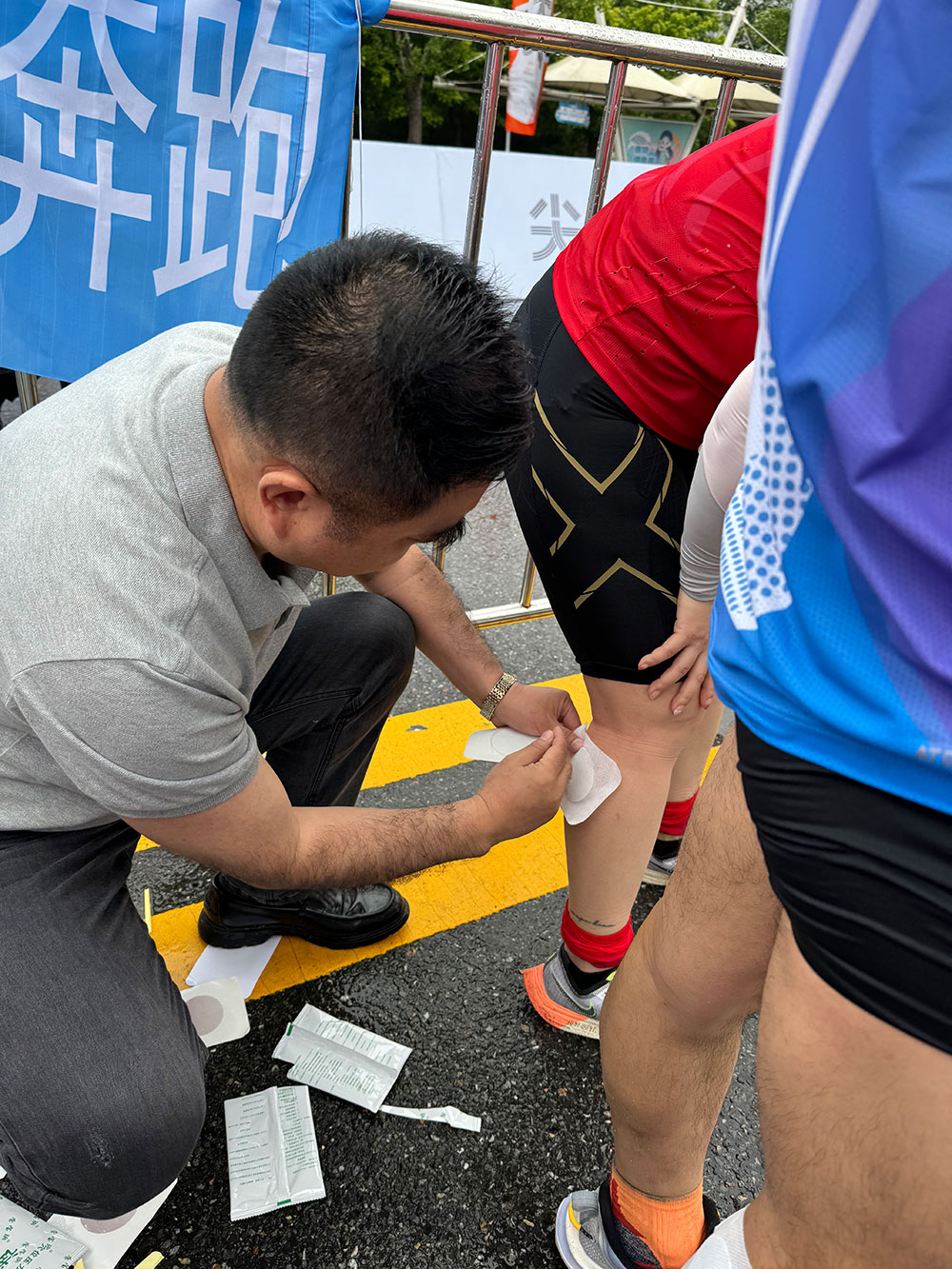 逐夢鲅馬，與愛同行！2024年5月26日營口鲅魚圈馬拉松大賽，百年董氏公司領導及員工現場為體育健兒免費貼敷膏藥，以緩解運動員因過度運動導致的關節酸脹腫痛及不適！ 