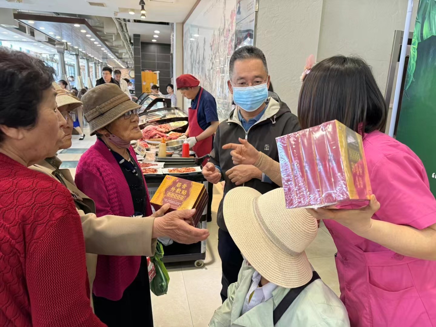 5月12號是母親節(jié)，百年董氏公司和金剛山聯(lián)手獻愛心送健康 
