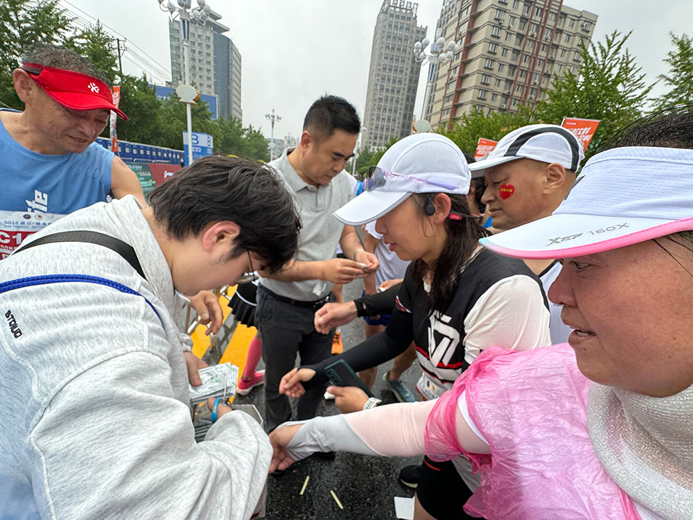 逐夢鲅馬，與愛同行！2024年5月26日營口鲅魚圈馬拉松大賽，百年董氏公司領導及員工現場為體育健兒免費貼敷膏藥，以緩解運動員因過度運動導致的關節酸脹腫痛及不適！ 