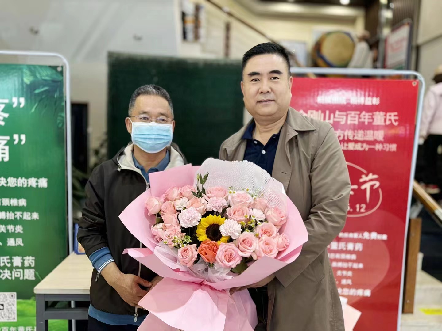 5月12號是母親節(jié)，百年董氏公司和金剛山聯(lián)手獻愛心送健康 