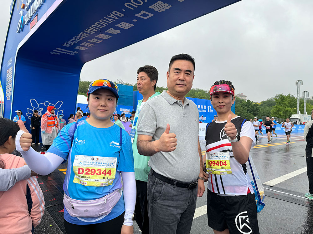 逐夢鲅馬，與愛同行！2024年5月26日營口鲅魚圈馬拉松大賽，百年董氏公司領導及員工現場為體育健兒免費貼敷膏藥，以緩解運動員因過度運動導致的關節酸脹腫痛及不適！ 