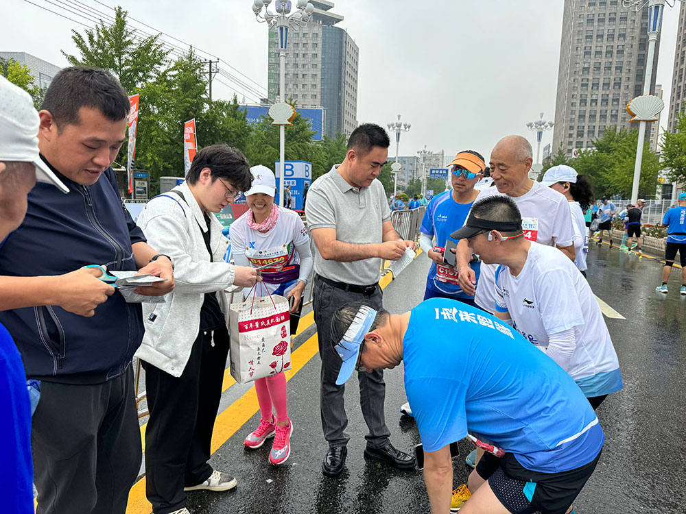 逐夢鲅馬，與愛同行！2024年5月26日營口鲅魚圈馬拉松大賽，百年董氏公司領導及員工現場為體育健兒免費貼敷膏藥，以緩解運動員因過度運動導致的關節酸脹腫痛及不適！ 