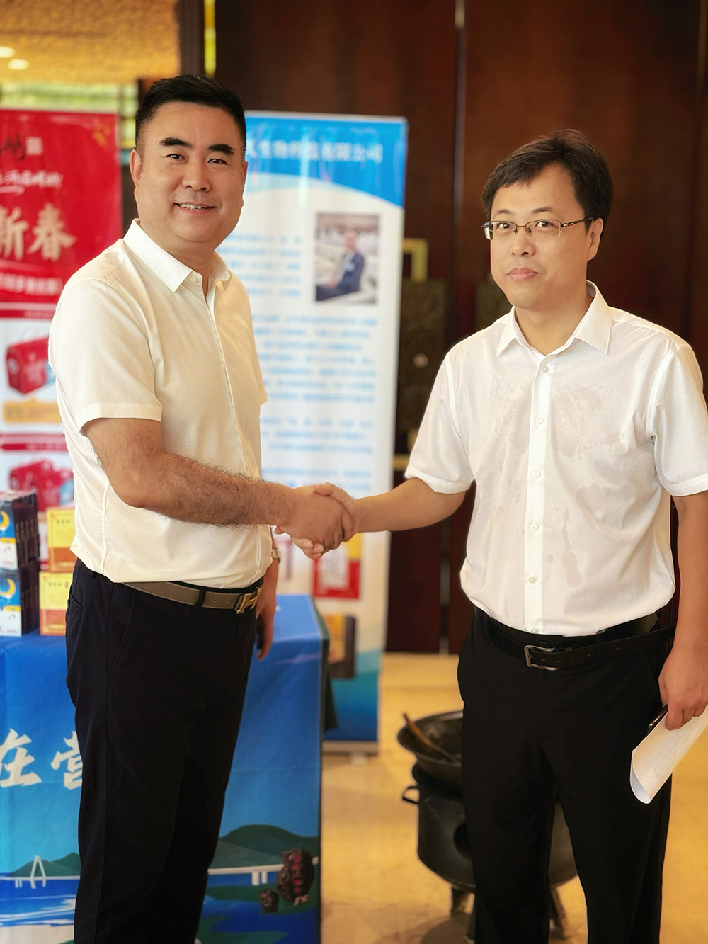 遼寧百年董氏公司董事長董增軍和總經理崔明在《旅居康養·歡樂濱海·東北亞旅游目的地建設系列活動》中與市有關領導親切交談，共研旅居康養新選擇，讓度假養生兩不誤。 