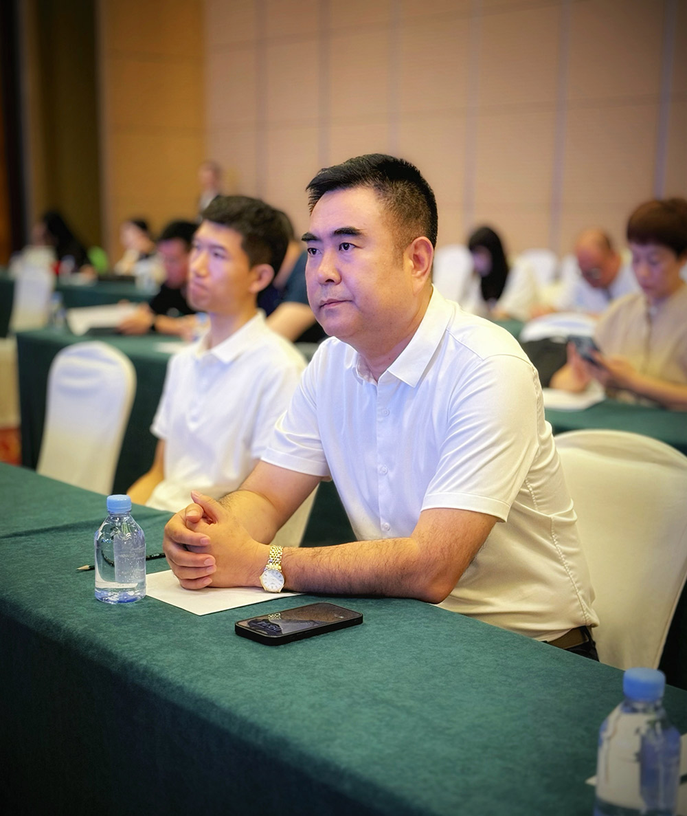 遼寧百年董氏公司董事長董增軍和總經理崔明在《旅居康養·歡樂濱海·東北亞旅游目的地建設系列活動》中與市有關領導親切交談，共研旅居康養新選擇，讓度假養生兩不誤。 