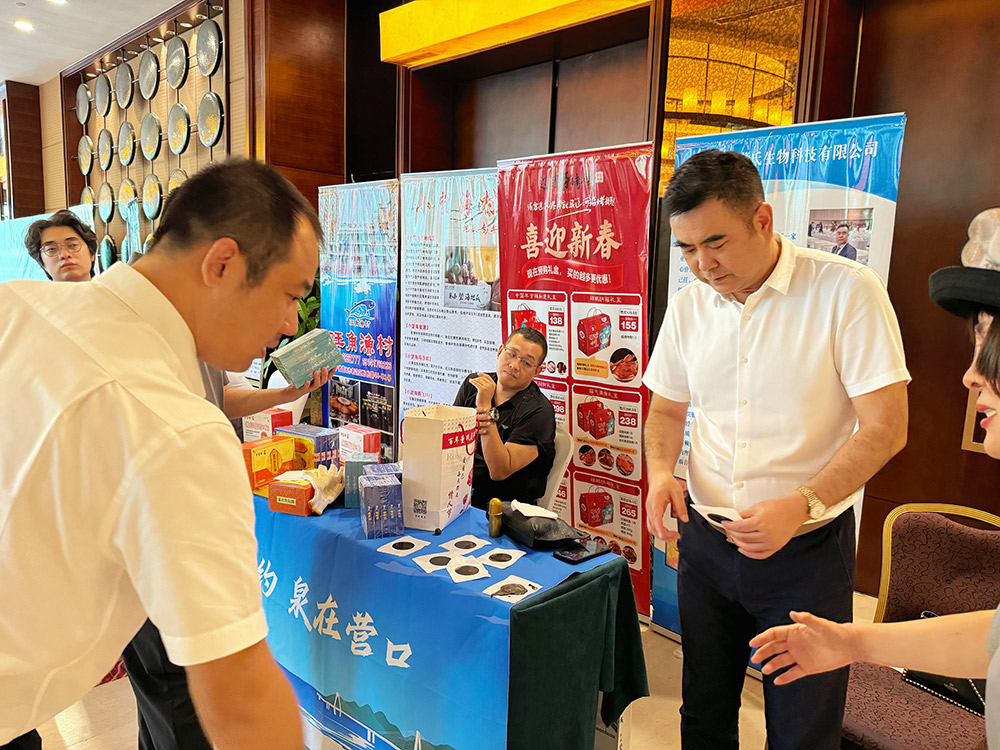 遼寧百年董氏公司董事長董增軍和總經理崔明在《旅居康養·歡樂濱海·東北亞旅游目的地建設系列活動》中與市有關領導親切交談，共研旅居康養新選擇，讓度假養生兩不誤。 