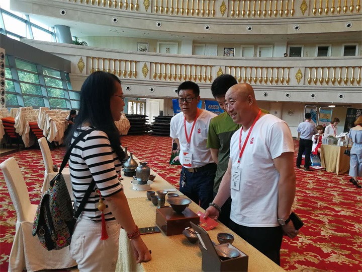 百年董氏走進“天下第一村”華西村——《第四屆中國民營經濟華西論壇暨優秀民營企業家風采展播》 