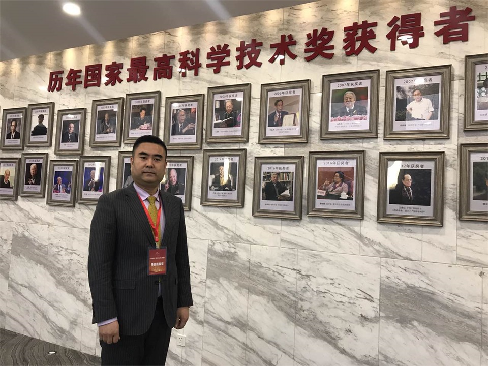 恭喜百年董氏公司董事長(zhǎng)董增軍先生受邀參加在北京隆重召開的”領(lǐng)航時(shí)代-紀(jì)念改革開放40周年行業(yè)領(lǐng)軍人物盛典暨信用與品牌建設(shè)成就巡禮” 