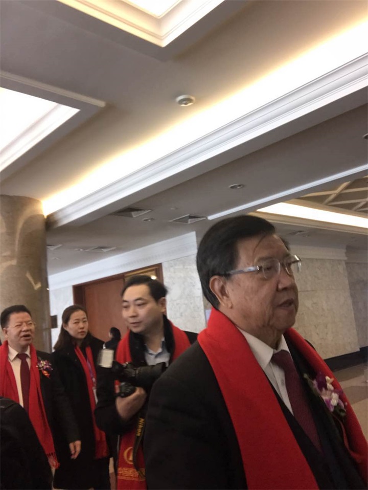 百年董氏公司董事長董增軍先生受國家相關部門的邀請參加“第七屆全國服務業公眾滿意度專項調研新聞發布領袖年會暨中國商界企業家俱樂部理事2018春節賀歲電視大拜年”活動 