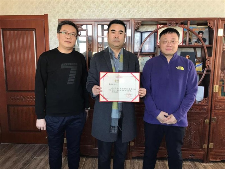 遼寧報業(yè)集團楊新軍主任、遼寧省遼商促進會閻秘書長，親自到百年董氏公司指導(dǎo)工作并為公司董事長董增軍先生頒發(fā)榮譽證書 